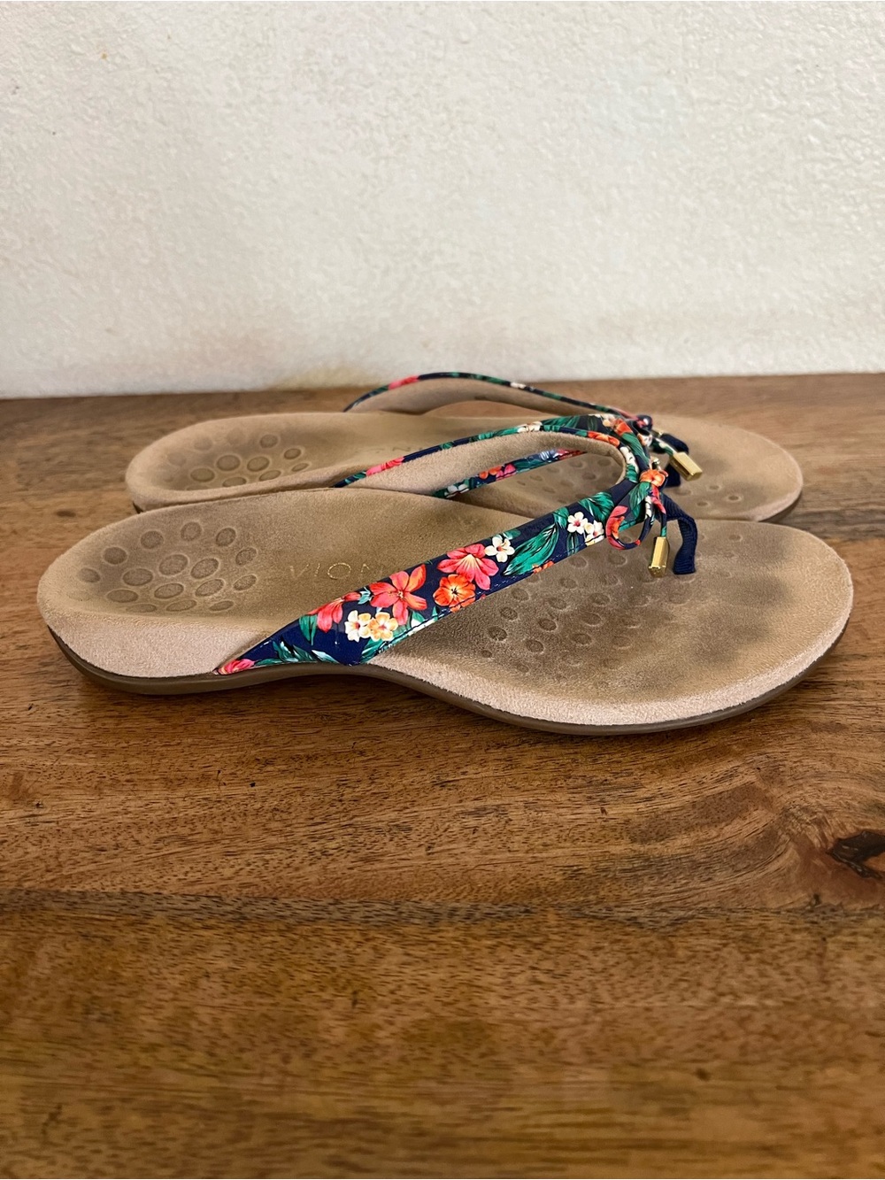 Vionic Women's Rest Bella II Toe Post sandals a floral print size 38.5